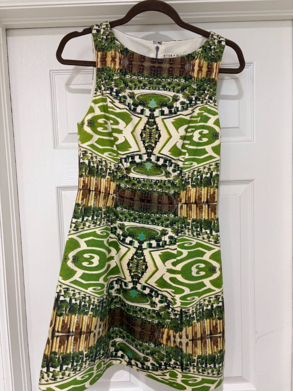 Alice + Olivia Carrie Structured Dress in Mirrored Garden - Picture 2 of 4